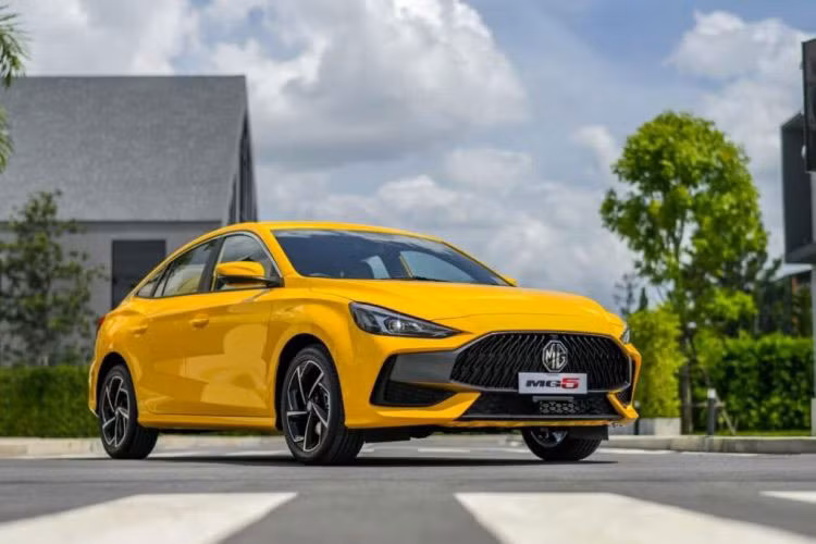 Hiện thời điểm trình làng và giá xe MG5 Scorpion 2022 vẫn chưa được công bố. Trong khi đó, MG5 bản thường có giá dao động từ 67.900 - 104.900 Nhân dân tệ (khoảng 238 - 367 triệu đồng) tại thị trường Trung Quốc. Cách đây vài ngày, MG5 2022 cũng đã chính thức ra mắt thị trường Việt Nam dưới dạng xe nhập khẩu nguyên chiếc từ Thái Lan với giá bán cao nhất dự kiến 585 triệu đồng.