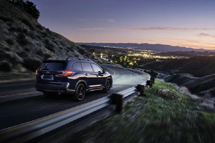 Các chi tiết khác ở ngoại thất Subaru Ascent 2023 cũng không có nhiều thay đổi, ngoại trừ la-zăng và đèn hậu có thiết kế mới. Đồ họa đèn hậu vẫn giữ thiết kế C-shape nhưng được làm đầy đặn hơn, góc cong chữ C cũng được tạo hình dứt khoát hơn.