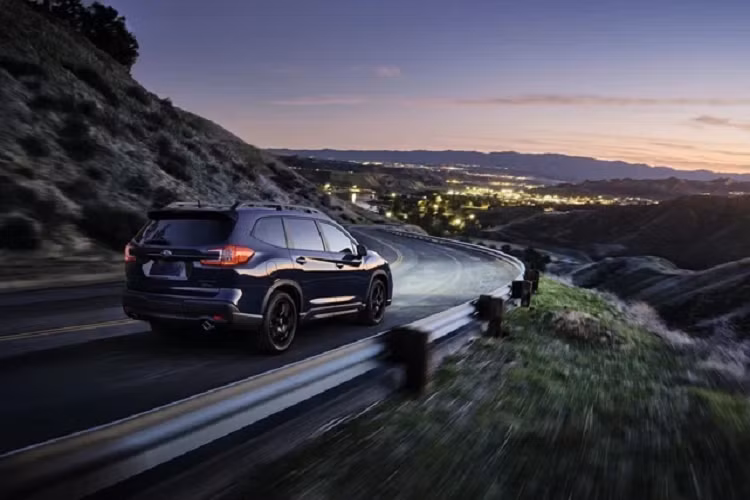 Các chi tiết khác ở ngoại thất Subaru Ascent 2023 cũng không có nhiều thay đổi, ngoại trừ la-zăng và đèn hậu có thiết kế mới. Đồ họa đèn hậu vẫn giữ thiết kế C-shape nhưng được làm đầy đặn hơn, góc cong chữ C cũng được tạo hình dứt khoát hơn.