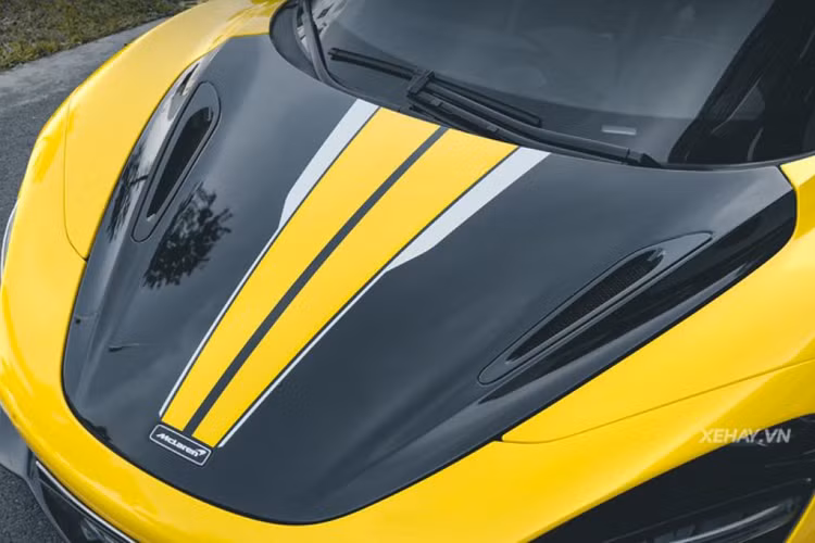 Đối với chiếc McLaren 720S khoác áo độc trong bài, xe đã được dán decal màu vàng kèm theo một số họa tiết phong cách xe đua thể thao gồm nắp ca-pô dán màu đen, 2 sọc màu vàng trùng màu với thân xe và thêm 2 sọc xám nhẹ ở 2 bên hông.