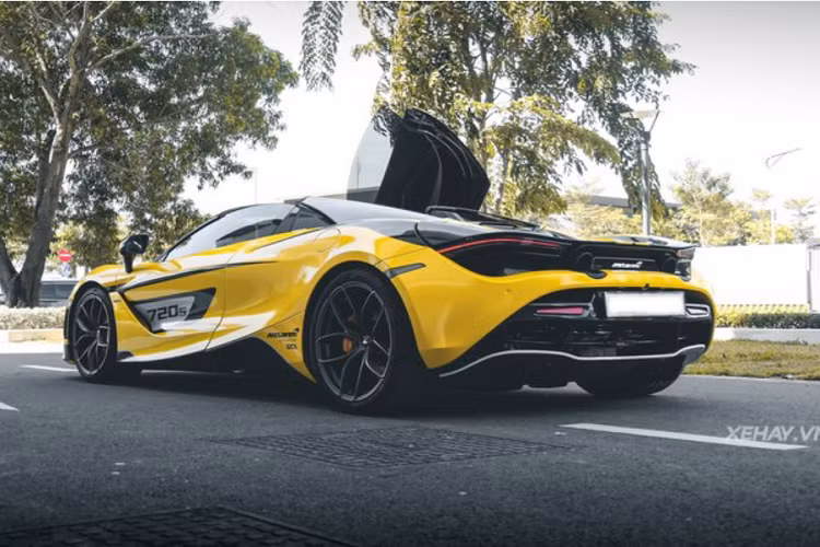Được biết, toàn bộ ý tưởng làm đẹp chiếc McLaren 720S Spider trên đều đến từ chủ xe kết hợp với GTA - Wrapping, một garage chuyên độ decal tại Sài Gòn. Như vậy, đây là chiếc 720S Spider độc nhất thế giới với bộ decal được thiết kế riêng không đụng hàng ai.