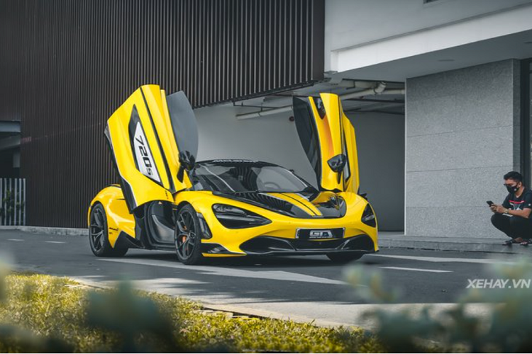 Phần cản trước cũng được trang trí thêm ở phía dưới, trong khi bên hông được bổ sung họa tiết lấy cảm hứng từ logo McLaren kèm theo tên xe "720S" và 2 đường màu đen hất từ phía sau lên.