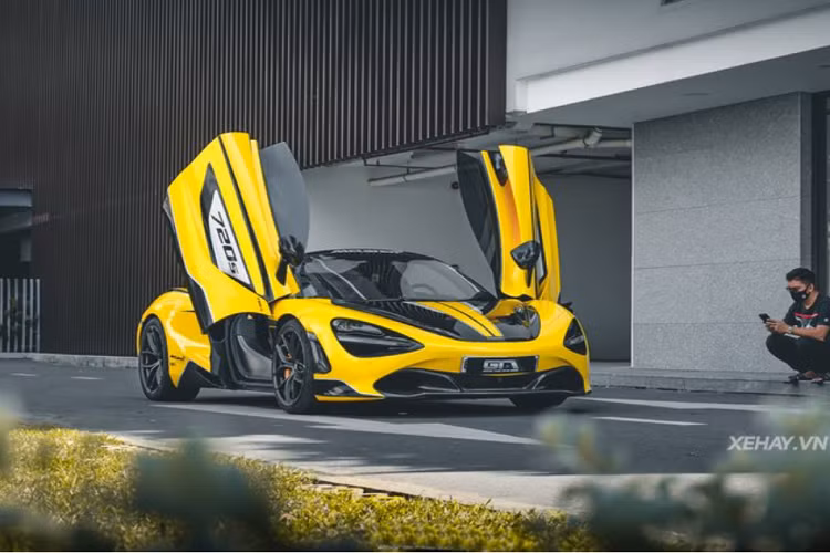 Phần cản trước cũng được trang trí thêm ở phía dưới, trong khi bên hông được bổ sung họa tiết lấy cảm hứng từ logo McLaren kèm theo tên xe "720S" và 2 đường màu đen hất từ phía sau lên.