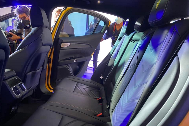 Động cơ V6 của Maserati Grecale Trofeo được thiết kế để tiết kiệm nhiên liệu hơn so với siêu xe Maserati MC20 khi có công nghệ tự động ngắt xi-lanh, hệ thống bôi trơn ướt và công nghệ đánh lửa kép vẫn được trang bị. Ngoài ra, hệ thống kiểm soát lực kéo trên bản Trofeo cũng được hiệu chỉnh lại để hoạt động tốt hơn cùng tính năng hỗ trợ đề-pa.