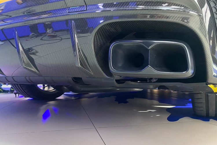 Nội thất xe Maserati Grecale có màn hình giải trí đôi, trong đó màn hình trên có kích thước 12.3 inch và màn hình cảm ứng điều khiển ở dưới có kích thước 8.8 inch. Nhờ 2 màn hình này giúp bảng điều khiển trung tâm xe gọn hơn, loại bỏ nhiều nút bấm vật lý.