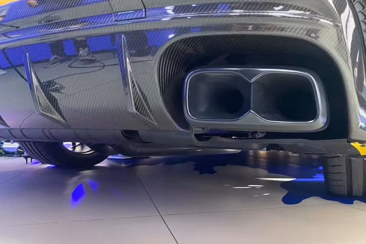 Nội thất xe Maserati Grecale có màn hình giải trí đôi, trong đó màn hình trên có kích thước 12.3 inch và màn hình cảm ứng điều khiển ở dưới có kích thước 8.8 inch. Nhờ 2 màn hình này giúp bảng điều khiển trung tâm xe gọn hơn, loại bỏ nhiều nút bấm vật lý.