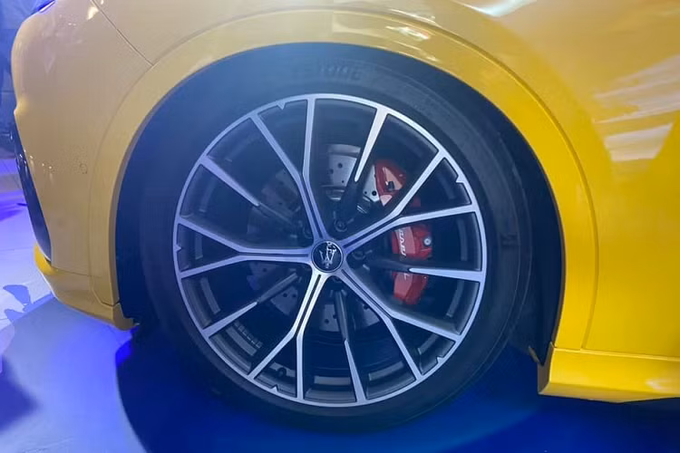Cuối cùng là việc Maserati Grecale có bộ phanh Brembo 6 pít-tông ở trước và 4 pít-tông ở sau, chế độ vận hành Corsa giúp tăng độ nhạy của ga và tốc độ sang số, hệ thống treo bóng khí có thể tùy chỉnh độ cao gầm xe với khả năng nâng cao 30mm hoặc hạ thấp 30 mm cùng 6 thiết lập có sẵn.