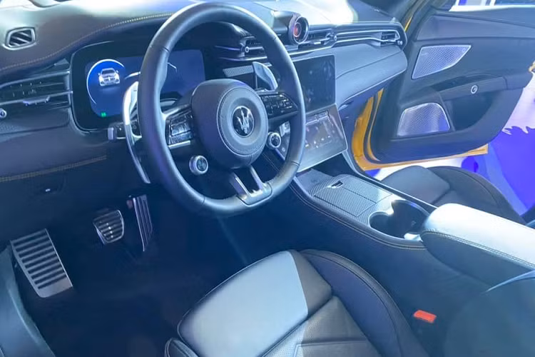 Bản Trofeo hiệu năng cao của Maserati Grecale 2022 mới được ra mắt tại Thái Lan có công suất tối đa lên đến 523 mã lực và mô-men xoắn cực đại là 620 Nm. Sức mạnh này giúp xe Maserati Grecale Trofeo tăng tốc từ vị trí xuất phát lên 100 km/h trong thời gian 3,8 giây trước khi đạt tốc độ tối đa ở mức 285 km/h.