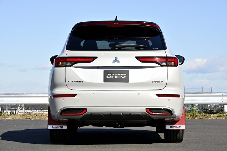 Động cơ kết hợp với mô-tơ điện trên cầu trước có công suất tối đa 114 mã lực và mô-tơ điện trên cầu sau mạnh 134 mã lực. Tổng cộng, mẫu xe này có công suất tối đa 224 mã lực.