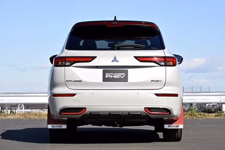 Động cơ kết hợp với mô-tơ điện trên cầu trước có công suất tối đa 114 mã lực và mô-tơ điện trên cầu sau mạnh 134 mã lực. Tổng cộng, mẫu xe này có công suất tối đa 224 mã lực.