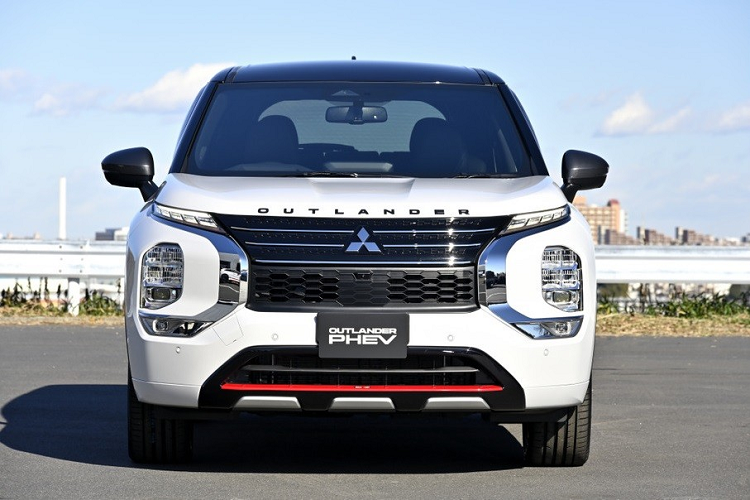 Để tăng hiệu ứng thị giác, hãng Mitsubishi đã trang bị một số chi tiết ngoại thất mới cho Outlander Ralliart Style. Cụ thể, mẫu xe này được trang bị viền màu đen bóng bao quanh hốc gió trung tâm trên đầu xe thay vì viền màu bạc như Mitsubishi Outlander thông thường. Viền bên dưới hốc gió trung tâm này còn được sơn màu đỏ nổi bật với logo "Ralliart".