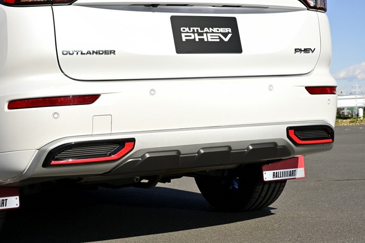 Trên 2 chi tiết này đều có logo Ralliart - bộ phận chuyên sản xuất xe hiệu suất cao và xe đua của thương hiệu Mitsubishi.