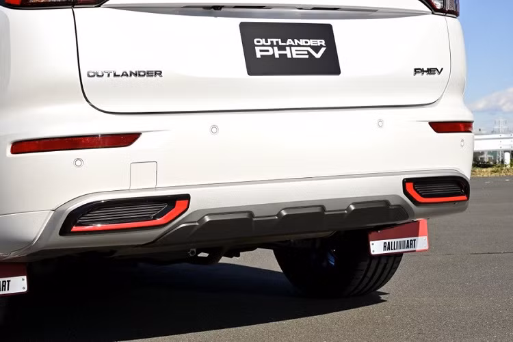 Trên 2 chi tiết này đều có logo Ralliart - bộ phận chuyên sản xuất xe hiệu suất cao và xe đua của thương hiệu Mitsubishi.