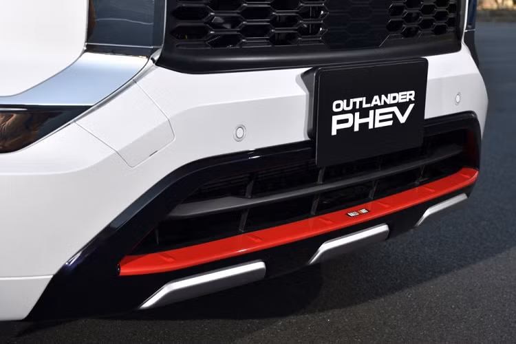 Tương tự như vậy, bên sườn xe cũng có những chi tiết màu đỏ như đề-can trên cửa và bệ bước chân. Trong khi đó, nóc và các cột của xe được sơn màu đen, mang đến "bộ cánh" ngoại thất 2 tông màu. Tương tự như vậy, ốp gương ngoại thất và bộ vành hợp kim đa chấu mới của xe cũng được sơn màu đen.