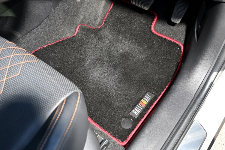 Hệ truyền động này bao gồm máy xăng 4 xi-lanh, dung tích 2.4L với công suất tối đa 128 mã lực và mô-men xoắn cực đại 201 Nm.