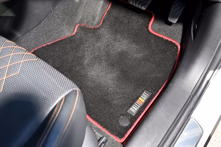 Hệ truyền động này bao gồm máy xăng 4 xi-lanh, dung tích 2.4L với công suất tối đa 128 mã lực và mô-men xoắn cực đại 201 Nm.