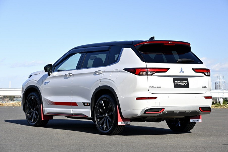 Dự kiến, xe sẽ chính thức được bày bán tại thị trường Nhật Bản vào tháng 3 năm nay. Hiện giá xe Mitsubishi Outlander Ralliart Style vẫn chưa được hé lộ