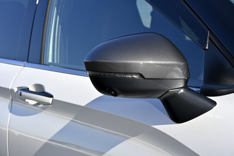 Bên trong xe, Mitsubishi Outlander Ralliart Style cũng có những điểm nhấn màu đỏ như nút bấm khởi động máy, viền thảm sàn và chỉ khâu trên ghế. 