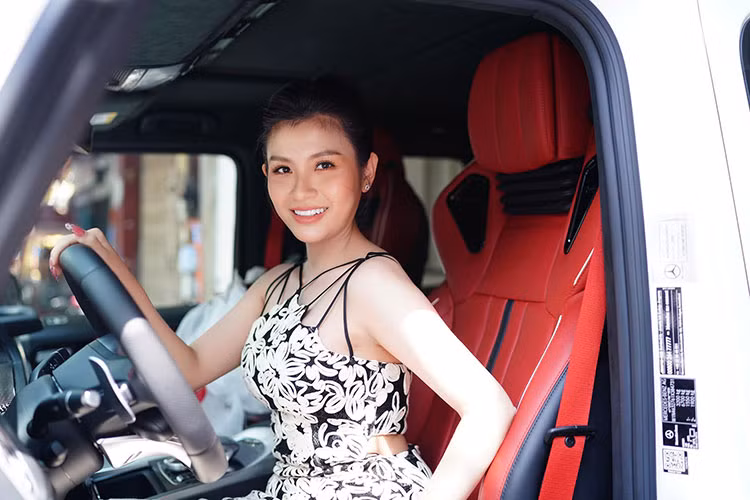 Sức mạnh được truyền tới cả 4 bánh thông qua hộp số tự động 9 cấp AMG Speedshift TCT. Nhờ khối động cơ mạnh mẽ, chiếc xe tăng tốc từ vị trí xuất phát lên 100 km/h chỉ trong thời gian 4,5 giây trước khi đạt vận tốc tối đa 240 km/h.