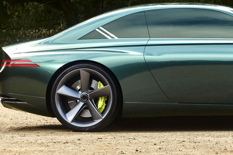 Theo công ty, cái tên Speedium được truyền cảm hứng bởi một đường đua ở thành phố Inje, Hàn Quốc, thể hiện niềm tin của nhà sản xuất rằng "giá trị cảm xúc của việc lái xe sẽ vẫn mạnh mẽ trong kỷ nguyên điện khí hóa."