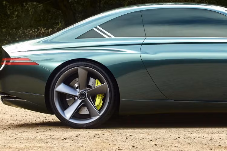 Theo công ty, cái tên Speedium được truyền cảm hứng bởi một đường đua ở thành phố Inje, Hàn Quốc, thể hiện niềm tin của nhà sản xuất rằng "giá trị cảm xúc của việc lái xe sẽ vẫn mạnh mẽ trong kỷ nguyên điện khí hóa."