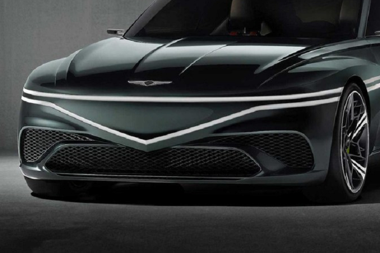 Dựa theo tuyên bố của nhà sản xuất xe sang Hàn Quốc, mẫu xe sang Genesis X Speedium Coupe "được sinh ra từ một bài tập thiết kế tự do dựa trên Genesis X Concept." Nó vẫn đại diện cho triết lý thiết kế Athletic Elegance của công ty nhưng theo "một cách thậm chí còn tiến bộ hơn." Một điểm đáng chú ý là công ty không nói rõ liệu mẫu concept mới có phải là cái nhìn ban đầu của một mẫu xe điện sản xuất sẽ ra mắt trong thời gian tới hay không.