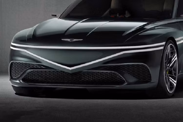 Dựa theo tuyên bố của nhà sản xuất xe sang Hàn Quốc, mẫu xe sang Genesis X Speedium Coupe "được sinh ra từ một bài tập thiết kế tự do dựa trên Genesis X Concept." Nó vẫn đại diện cho triết lý thiết kế Athletic Elegance của công ty nhưng theo "một cách thậm chí còn tiến bộ hơn." Một điểm đáng chú ý là công ty không nói rõ liệu mẫu concept mới có phải là cái nhìn ban đầu của một mẫu xe điện sản xuất sẽ ra mắt trong thời gian tới hay không.