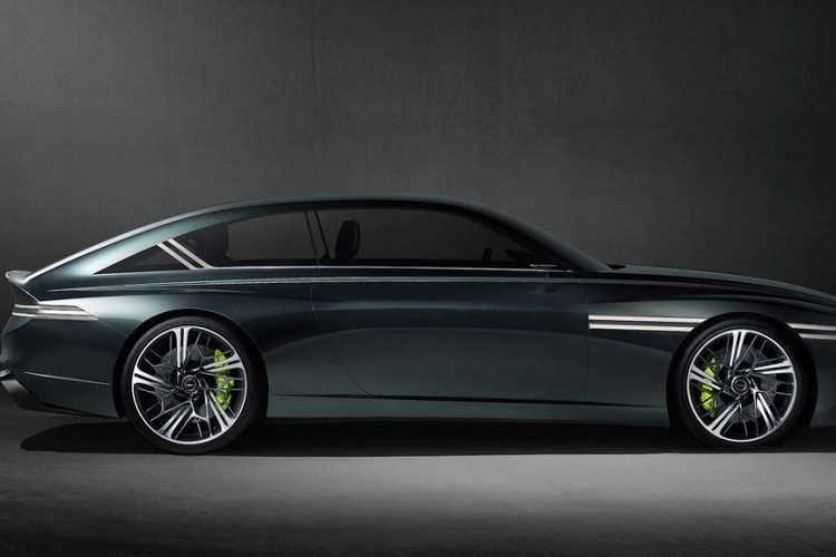 Không giống mẫu concept trước, Genesis X Speedium Coupe có lưới tản nhiệt khép kín, với tấm chắn mặt trước có đường viền kèm đèn LED. Phong cách thiết kế đèn hai đường kẻ đặc trưng vẫn còn đó, cũng như cách tiếp cận thiết kế tổng thể kiểu tối giản.