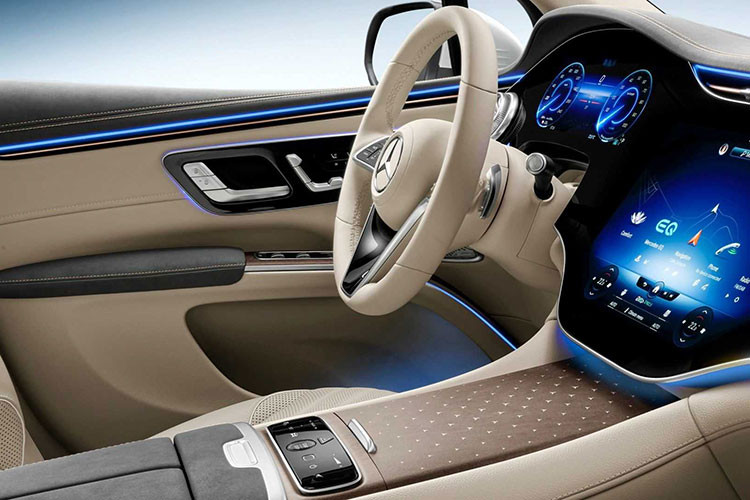 Nếu mua bản cao cấp hơn, khách hàng Mỹ sẽ nhận về màn hình "siêu to khổng lồ" Hyperscreen của hệ thống thông tin giải trí MBUX. Đây là sự kết hợp giữa 3 màn hình và nằm dưới tấm kính cong 56 inch.