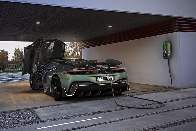 Trong video, bạn có thể nghe âm thanh được dàn dựng công phu của Battista, đặc biệt là nếu bạn dùng một loại tai nghe chất lượng cao. Tất nhiên, nó không phải là âm thanh động cơ V8 hay V12, nhưng đó không phải là mục tiêu của Pininfarina.