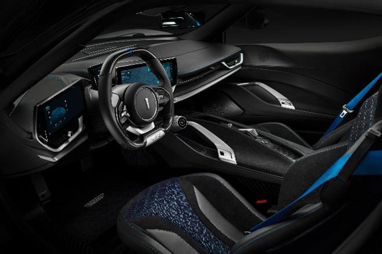 Ý tưởng âm thanh lái xe Pininfarina Battista được gọi là Suona Puro (có nghĩa “âm thanh thuần khiết” trong tiếng Ý), các kỹ sư của hãng xe này miêu tả nó là "âm thanh của sự sang trọng bền vững". Họ đã mất hơn 2.000 giờ nghiên cứu, phát triển, và lên ý tưởng để đi đến điểm hiện tại.