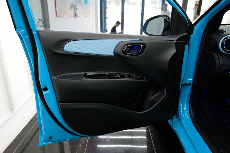 Chưa hết, xe được bổ sung hệ thống trần sao, có thể tùy chỉnh 64 màu sắc khác nhau, và đèn chào Welcome Light với một dải LED gắn cạnh loa và trụ A sẽ tự động phát sáng khi chủ xe mở cửa.