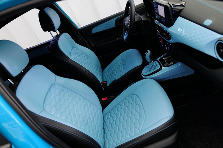 Hệ thống giải trí cũng được thay đổi với màn hình mới tích hợp Apple Carplay/Android Auto, dàn loa mới tới từ thương hiệu Focal.