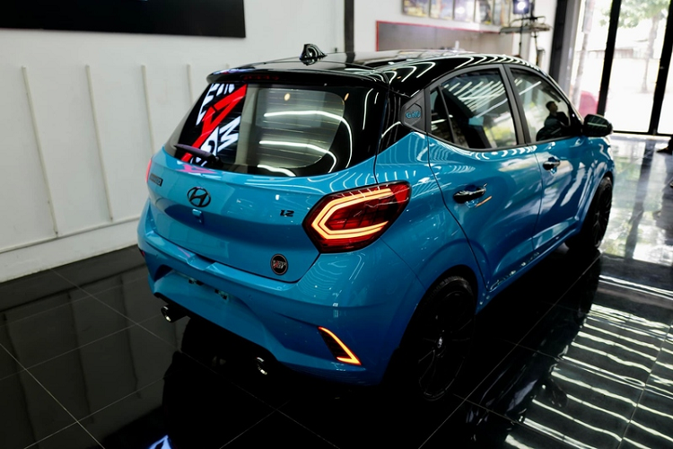 Tất nhiên, mâm "zin" của xe cũng được xóa sổ, thay vào đó là bộ mâm đa chấu sơn đen, kích thước 17 inch. Ngoại thất xe còn có thêm nhiều chi tiết sơn đen bóng thể thao như logo và các tay nắm cửa.