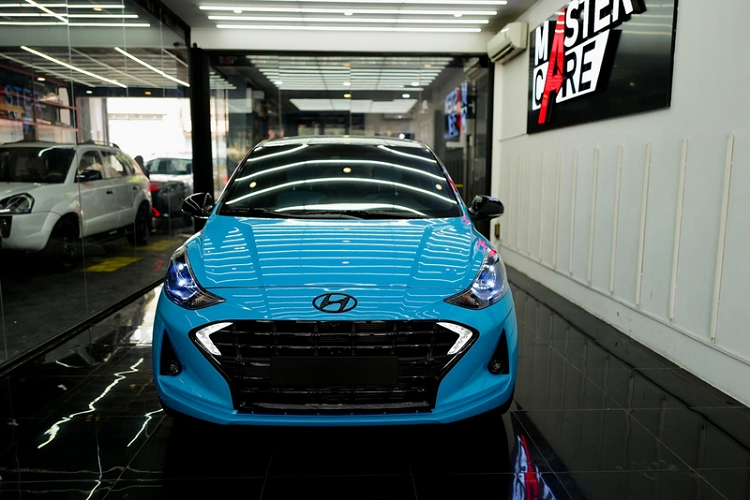 Chưa hết, hệ thống đèn pha halogen nguyên bản của bản độ Hyundai Grand i10 này đã được thay bằng loại bi-lazer LED, đi kèm thiết kế 4 bóng giống trên những chiếc Porsche. Cụm đèn hậu cũng được nâng cấp lên công nghệ LED và "lên đời" hệ thống ống xả Akrapovic có thể tuỳ chỉnh on/off.