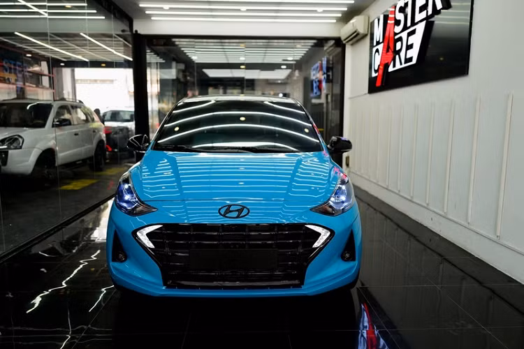 Chưa hết, hệ thống đèn pha halogen nguyên bản của bản độ Hyundai Grand i10 này đã được thay bằng loại bi-lazer LED, đi kèm thiết kế 4 bóng giống trên những chiếc Porsche. Cụm đèn hậu cũng được nâng cấp lên công nghệ LED và "lên đời" hệ thống ống xả Akrapovic có thể tuỳ chỉnh on/off.