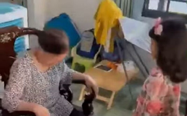 Chuc Tet ba noi, be gai noi cau khien dan tinh cuoi nghieng nga