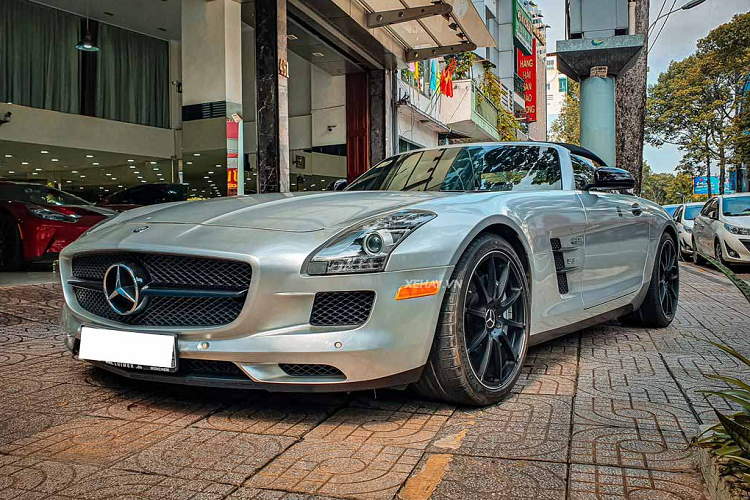 Đây là lần hiếm hoi Mercedes-Benz SLS AMG GT Roadster của Qua Vũ xuống phố, kể từ lần cuối chiếc xe này xuất hiện công khai tại sự kiện của tập đoàn Trung Nguyên hồi tháng 1/2021.