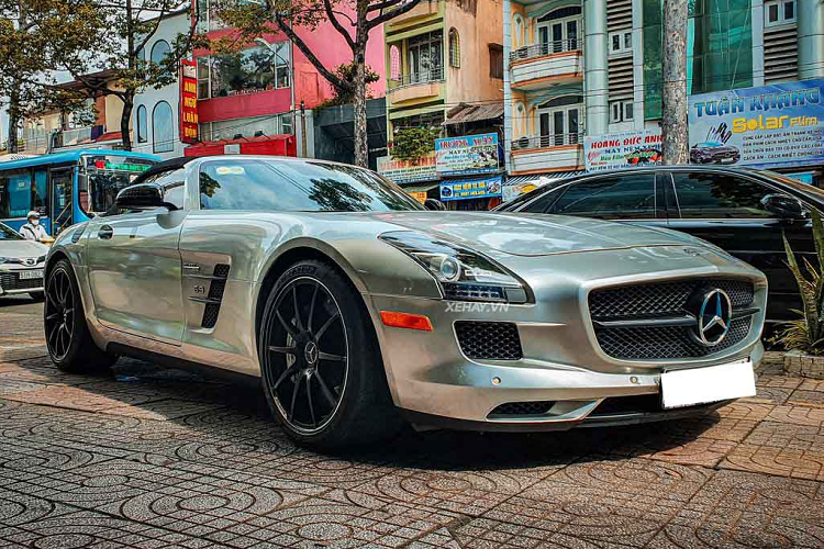 Về truyền động, xe sử dụng động cơ V8, dung tích 6.2L hút khí tự nhiên, sản sinh công suất 591 mã lực tại 6.800 vòng/phút và 650 Nm mô-men xoắn tại 4.750 vòng/phút. Động cơ này đi kèm hộp số bán tự động 7 cấp và hệ dẫn động cầu sau. Xe có khả năng tăng tốc 0-100 km/h trong 3,7 giây, tốc độ tối đa 317 km/h.