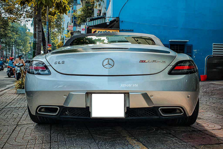 Mặc dù được sử dụng động cơ dung tích 6.2L nhưng Mercedes-Benz SLS AMG GT Roadster tại Việt Nam vẫn được gắn huy hiệu 6.3 trên thân xe nhằm kỷ niệm dòng động cơ dung tích 6.3L M100 nổi tiếng của Mercedes-Benz, vốn là động cơ V8 đầu tiên do bộ phận AMG tự sản xuất.