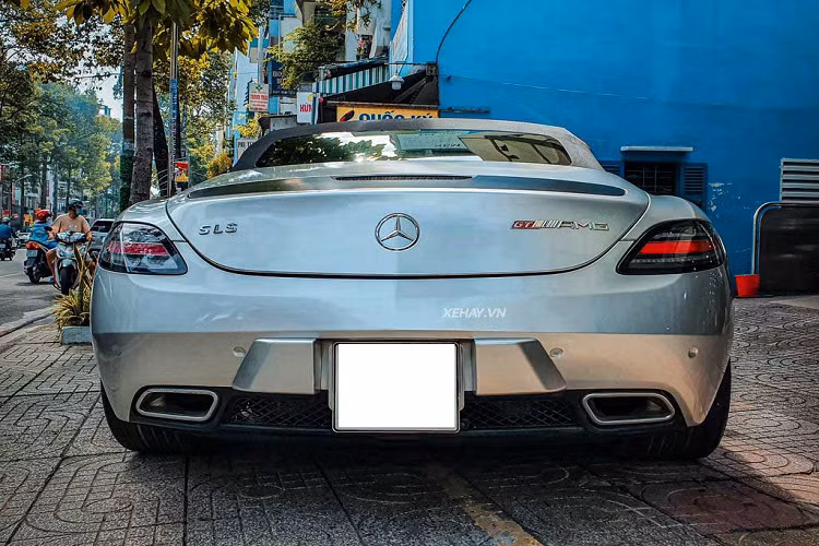 Mặc dù được sử dụng động cơ dung tích 6.2L nhưng Mercedes-Benz SLS AMG GT Roadster tại Việt Nam vẫn được gắn huy hiệu 6.3 trên thân xe nhằm kỷ niệm dòng động cơ dung tích 6.3L M100 nổi tiếng của Mercedes-Benz, vốn là động cơ V8 đầu tiên do bộ phận AMG tự sản xuất.