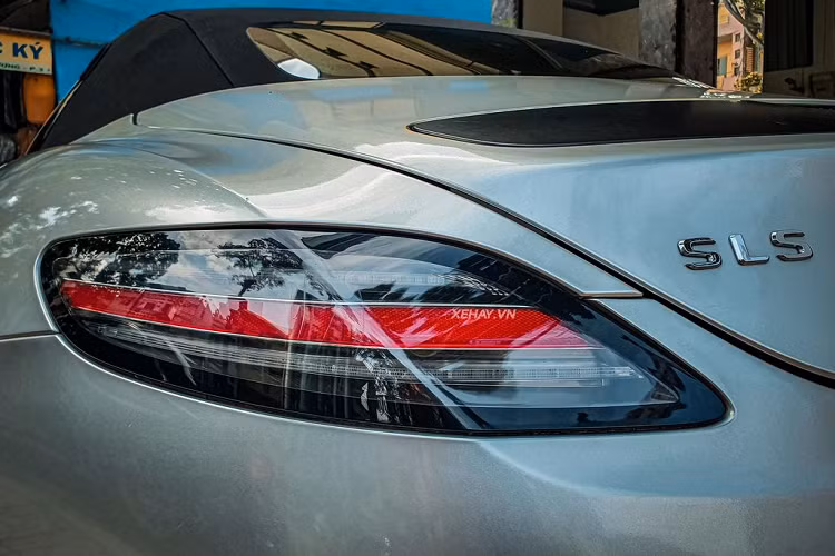 Nhìn chung về mặt thiết kế, Mercedes-Benz SLS AMG GT bản mui mềm không có quá nhiều khác biệt so với mui cứng. Điểm khác biệt lớn nhất là phần mui vải có thể gọn ở cốp sau trong vòng 11 giây, thậm chí khi xe đang chạy vận tốc dưới 50 km/h. Tiếp đến là xe không được trang bị cửa cánh chim quen thuộc, mà thay vào đó là cửa mở ngang bình thường.