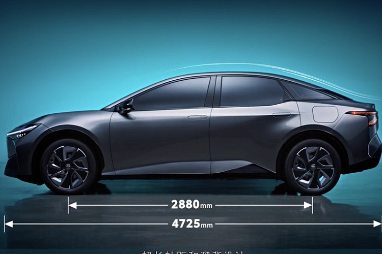 Tương tự dải đèn LED định vị ban ngày, đèn hậu của Toyota bZ3 cũng được thiết kế nằm vắt ngang khiến đuôi xe trông như rộng hơn. Thêm vào đó là cánh gió nhỏ tích hợp vào nắp cốp và tấm ốp gầm dưới cản sau để tối ưu hóa tính khí động lực học cho xe. Toyota khẳng định mẫu ôtô điện này có hệ số lực cản không khí chỉ 0,218 Cd.