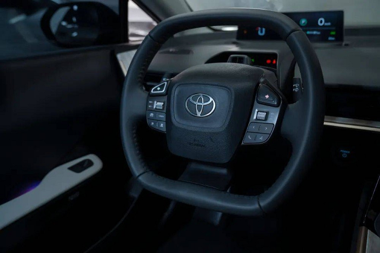 Với kích thước khá lớn, Toyota bZ3 mang đến không gian nội thất 5 chỗ ngồi rộng rãi cho người dùng. Nội thất của xe được thiết kế theo phong cách tối giản và hiện đại với ghế màu xám thanh lịch.