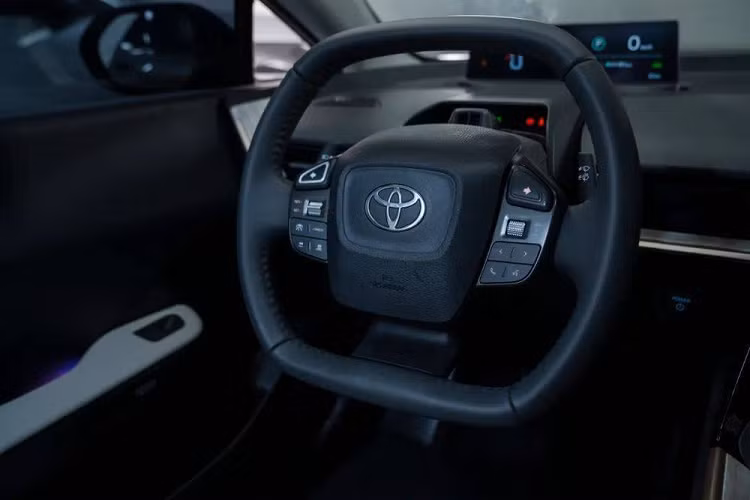 Với kích thước khá lớn, Toyota bZ3 mang đến không gian nội thất 5 chỗ ngồi rộng rãi cho người dùng. Nội thất của xe được thiết kế theo phong cách tối giản và hiện đại với ghế màu xám thanh lịch.