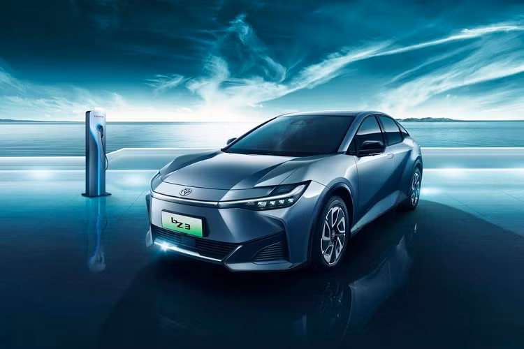 Đúng như thông tin từ trước đó, Toyota bZ3 tại Trung Quốc được phát triển dựa trên cơ sở gầm bệ e-TNGA dành riêng cho ô tô điện của hãng Toyota. Tuy nhiên, mẫu ô tô điện này lại dùng mô-tơ điện và pin của hãng xe Trung Quốc BYD. Cụ thể, pin và mô-tơ điện của Toyota bZ3 do công ty con có tên Fudi của hãng BYD sản xuất.