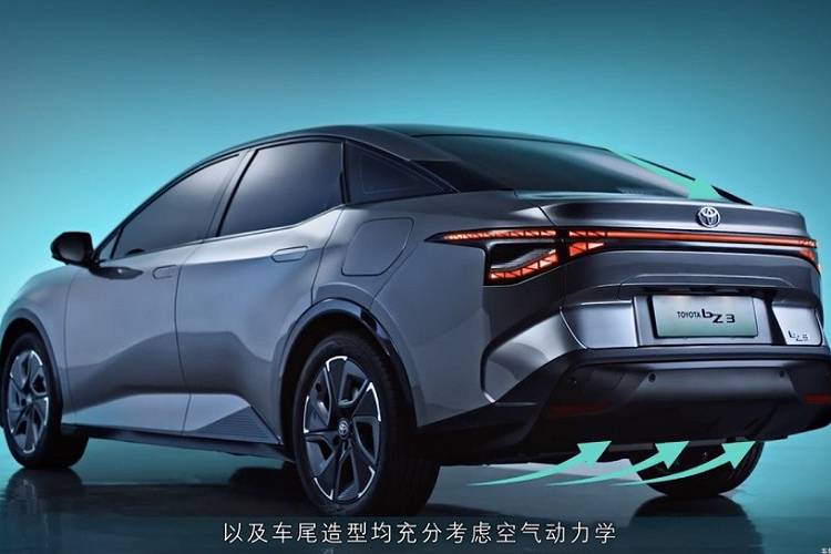 Vòng sang bên sườn, chúng ta sẽ bắt gặp vành la-zăng có thiết kế khí động lực học và tay nắm cửa nằm chìm vào thân xe nhằm giảm hệ số lực cản không khí. Vành la-zăng của mẫu xe này sẽ có đường kính dao động từ 16 - 18 inch, tùy theo phiên bản.