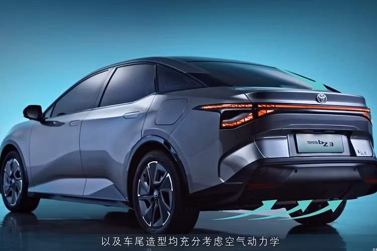 Vòng sang bên sườn, chúng ta sẽ bắt gặp vành la-zăng có thiết kế khí động lực học và tay nắm cửa nằm chìm vào thân xe nhằm giảm hệ số lực cản không khí. Vành la-zăng của mẫu xe này sẽ có đường kính dao động từ 16 - 18 inch, tùy theo phiên bản.