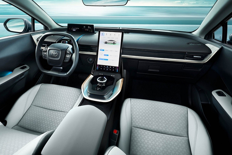 Tại đây, hãng Toyota chỉ bố trí núm xoay để chọn số và phanh tay điện tử. Những tính năng nội thất đáng chú ý khác của Toyota bZ3 bao gồm 4 cổng USB ở hàng ghế trước, tính năng ra lệnh bằng giọng nói, cửa sổ trời và sạc điện thoại thông minh không dây.