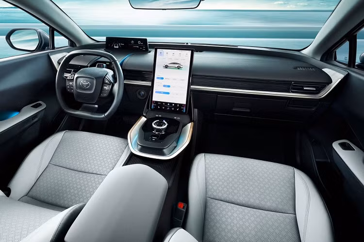 Tại đây, hãng Toyota chỉ bố trí núm xoay để chọn số và phanh tay điện tử. Những tính năng nội thất đáng chú ý khác của Toyota bZ3 bao gồm 4 cổng USB ở hàng ghế trước, tính năng ra lệnh bằng giọng nói, cửa sổ trời và sạc điện thoại thông minh không dây.